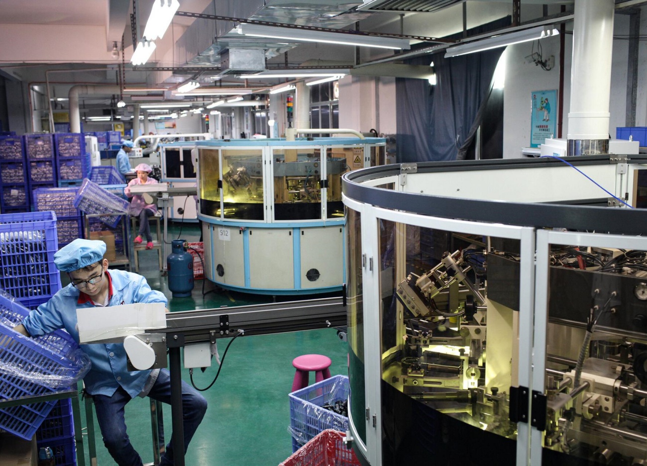 Cosmetic Packaging Component Assembly Workshop
